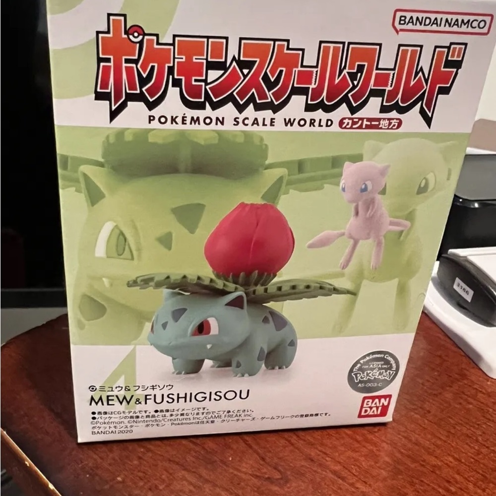 Pokemon World Scale Mew & Ivysaur